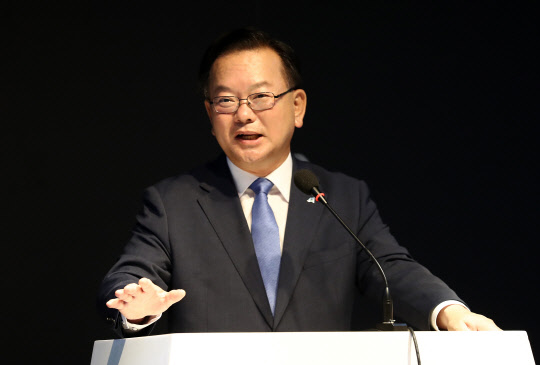 더불어민주당 당대표 경선에 출마한 김부겸 후보가 19일 오전 대전시 서구 탄방동 오페라웨딩에서 열린 기자회견에서 기자 질문에 답하고 있다.  [연합뉴스]